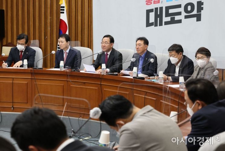주호영 국민의힘 원내대표가 15일 국회에서 열린 원내대책회의에 참석, 모두발언을 하고 있다./윤동주 기자 doso7@