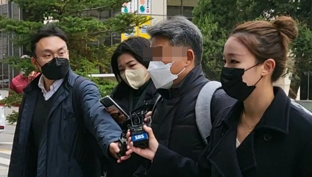 핼러윈 기간 핼러윈 기간 위험분석 보고서를 삭제한 의혹으로 입건된 용산경찰서 전 정보과장 김모 경정이 15일 경찰청 특별수사본부(특수본)에 출석하면서 취재진 질문에 답변하고 있다. /오규민기자 moh011@