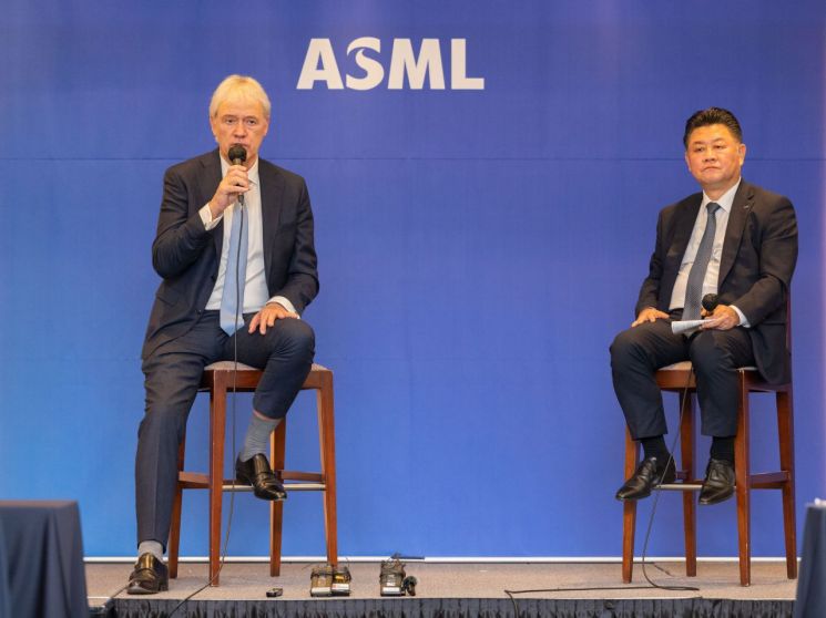 피터 베닝크 ASML CEO(왼쪽)와 이우경 ASML코리아 대표가 간담회에서 취재진과 질의응답을 진행하고 있다. / 제공=ASML 코리아