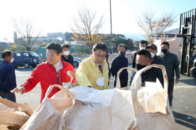 홍태용 경남 김해시장이 건조벼 첫 수매 현장을 찾아 상품을 살펴보고 있다.