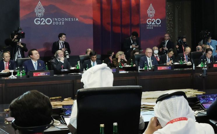 윤석열 대통령이 15일(현지시간) 인도네시아 발리 캠핀스키호텔에서 열린 주요 20개국(G20) 정상회의 첫 번째 세션(식량·에너지·안보)에 참석하고 있다. [이미지출처=연합뉴스]