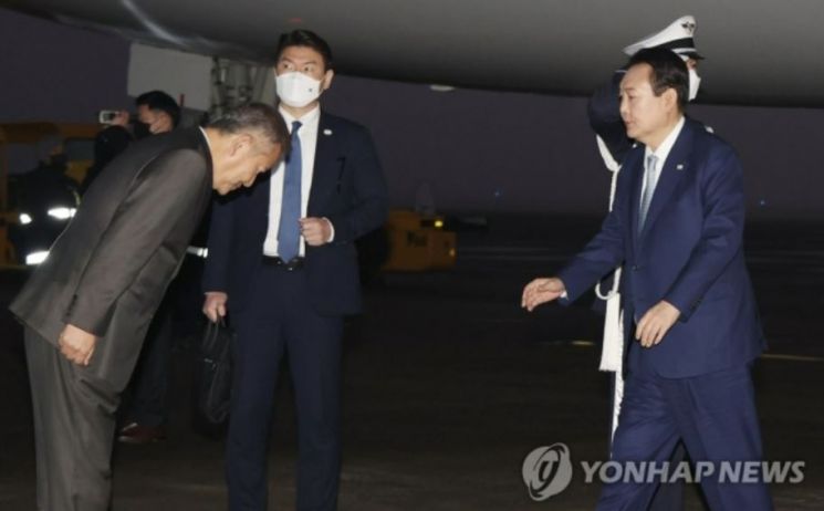 윤석열 대통령은 16일 오전 4박 6일간의 동남아 순방을 마치고 성남 서울공항에 도착했다. /