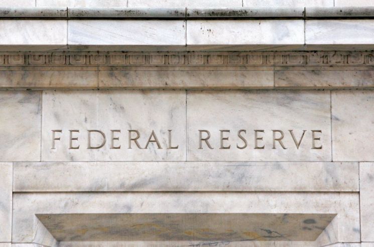 "금리인하 2024년에나…" 매파 발언 쏟아내는 Fed 