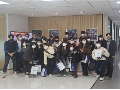 동명대학교 언어치료청각학과 학생들이 GN ReSound 보청기 본사 투어·특강 후 단체 기념사진을 찍고있다.