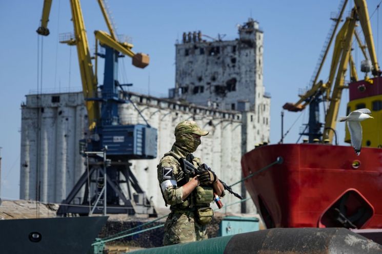 지난 6월10일(현지시간) 우크라이나 마리우폴 항구에 서 있는 한 러시아 군인의 모습. 사진=AP연합뉴스