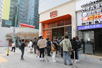 오픈 첫날인 지난 1일 슈퍼두퍼 강남점에 입장하기 위해 고객들이 대기하고 있다. 사진=bhc그룹