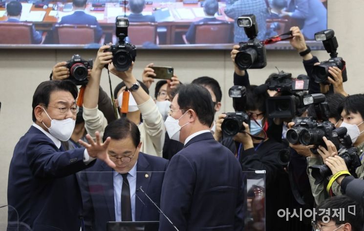 16일 국회에서 열린 행전안전위원회 전체회의에서 이채익 위원장이 김교흥 더불어민주당 간사, 이만희 국민의힘 간사와 이야기를 나누고 있다. 행안위는 이상민 행안부 장관 업무추진비와 경찰국 관련 예산 삭감을 두고 여야간 고성이 오가다 정회 했다./윤동주 기자 doso7@