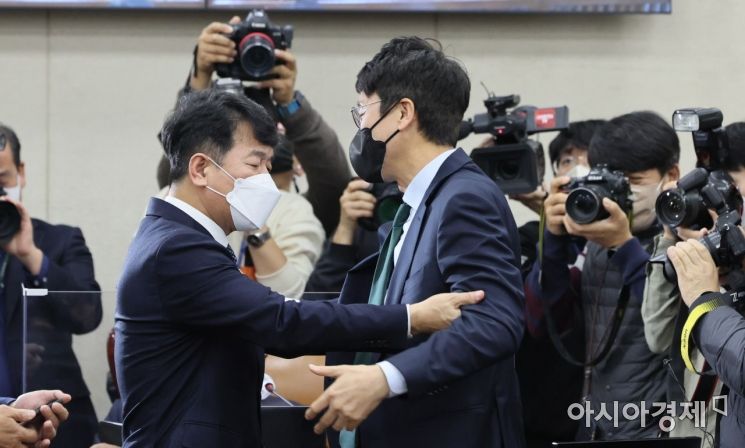 16일 국회에서 열린 행전안전위원회 전체회의에서 문진석 더불어민주당 의원과 김웅 국민의힘 의원이 서로 밀치고 있다. 행안위는 이상민 행안부 장관 업무추진비와 경찰국 관련 예산 삭감을 두고 여야간 고성이 오가다 정회 했다./윤동주 기자 doso7@