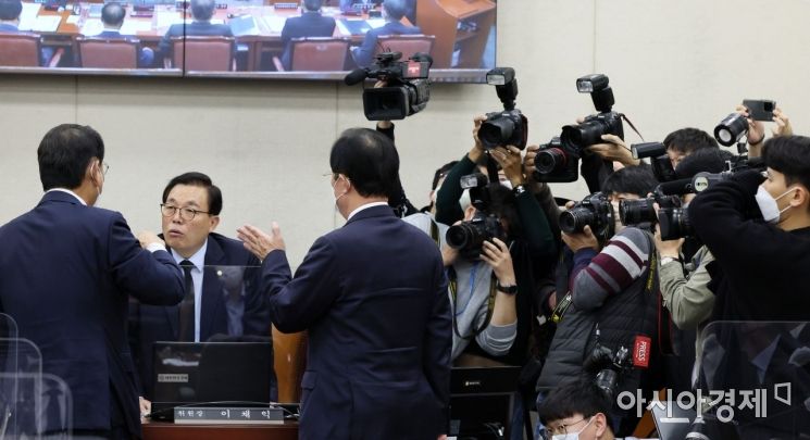 16일 국회에서 열린 행전안전위원회 전체회의에서 이채익 위원장이 김교흥 더불어민주당 간사, 이만희 국민의힘 간사와 이야기를 나누고 있다. 행안위는 이상민 행안부 장관 업무추진비와 경찰국 관련 예산 삭감을 두고 여야간 고성이 오가다 정회 했다./윤동주 기자 doso7@