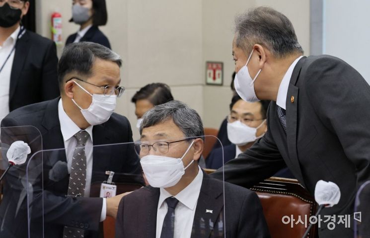 이상민 행정안전부 장관이 16일 국회에서 열린 행전안전위원회 전체회의에 출석, 우종수 경찰청 차장과 인사를 나누고 있다./윤동주 기자 doso7@