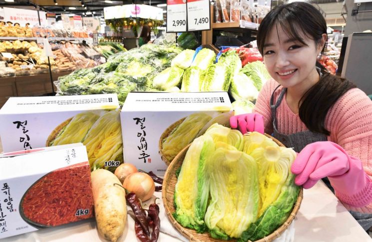 서울 홈플러스 메가푸드마켓 강서점에서 모델이 절임배추와 김치양념 상품을 소개하고 있다. (사진제공=홈플러스)