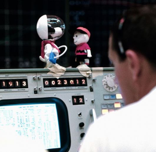 1969년 아폴로 10호 미션 당시 케네디 우주 센터 한 직원이 스누피 인형을 올려놓은 채 근무하는 모습. / 사진=케네디 우주 센터 홈페이지 캡처