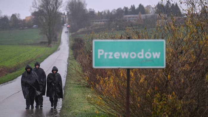 우크라이나 국경에서 6km가량 떨어진 폴란드 프셰보도프 마을. 폴란드 경찰이 15일(현지시간) 미사일 폭격을 받은 마을의 농작지 주변을 둘러보고 있다. (사진출처:로이터)