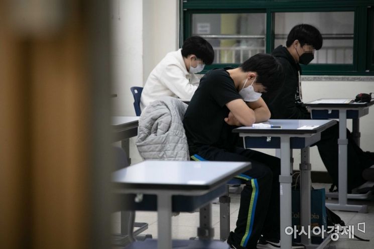 2023학년도 대학수학능력시험이 치러진 11월 17일 오전 서울의 한 고등학교 시험장에서 수험생들이 시험 시작을 기다리고 있다./사진공동취재단