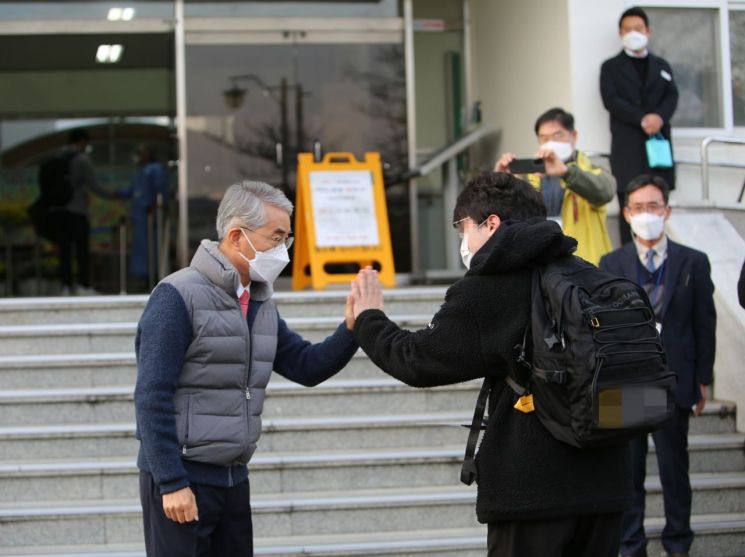 박종훈 경남교육감(왼쪽)이 고사장으로 들어가는 수험생과 손바닥을 마주치며 격려했다. / 이세령 기자 ryeong@