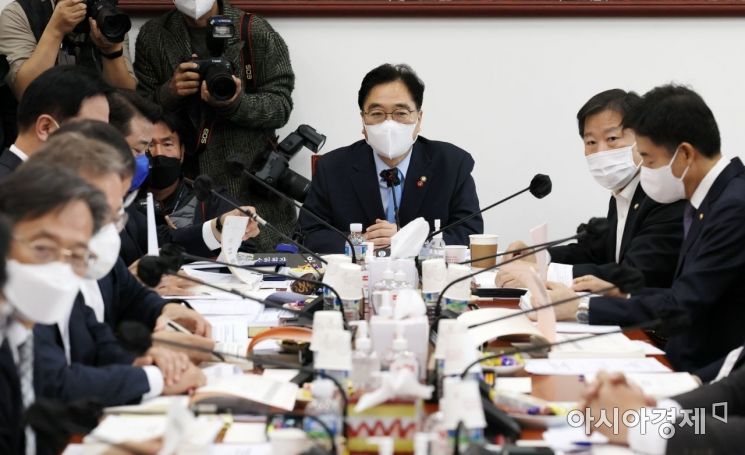 우원식 국회 예산결산기금심사소위원회 위원장이 17일 국회에서 열린 예산결산기금심사소위원회에 참석, 인사말을 하고 있다./윤동주 기자 doso7@