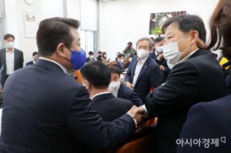 이철규 국민의힘 예결위 간사와 박정 더불어민주당 예결위 간사가 17일 국회에서 열린 예산결산기금심사소위원회에 참석, 인사를 나누고 있다./윤동주 기자 doso7@