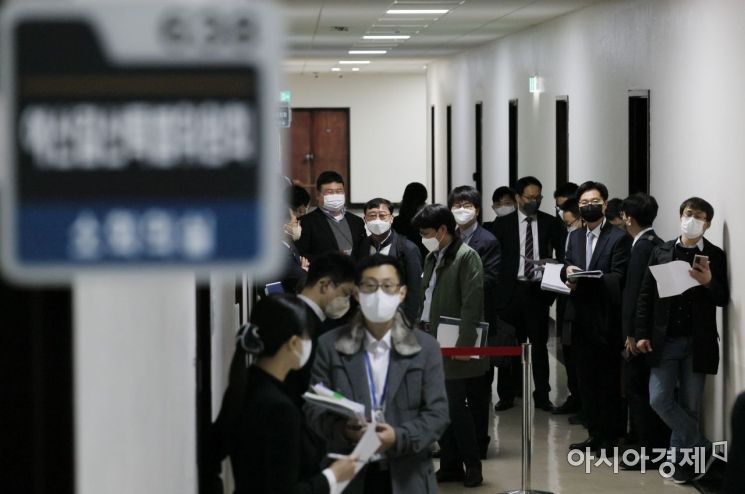 17일 국회 예산결산기금심사소위원회 회의장 복도에 예산안 심사를 받는 관련 부처 공무원들이 대기하고 있다./윤동주 기자 doso7@