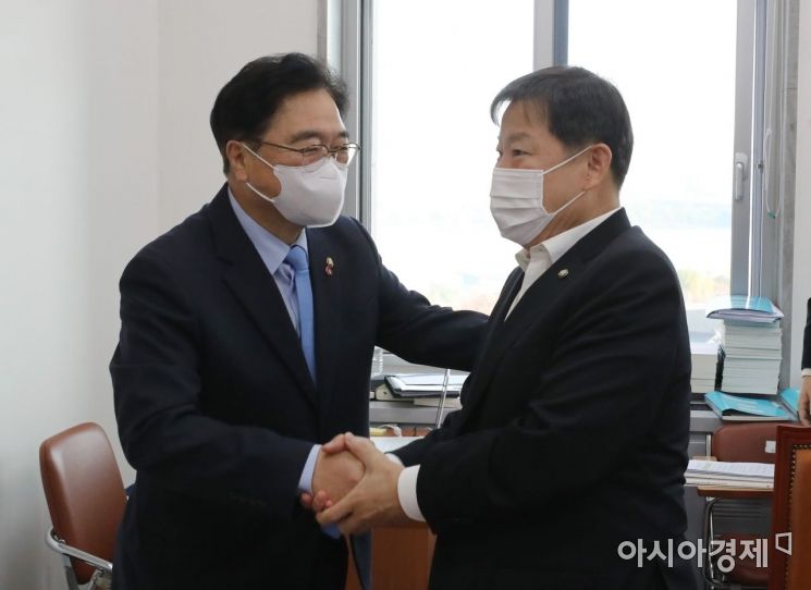우원식 국회 예산결산기금심사소위원회 위원장이 17일 국회에서 열린 예산결산기금심사소위원회에 참석, 이철규 국민의힘 간사와 인사를 나누고 있다./윤동주 기자 doso7@
