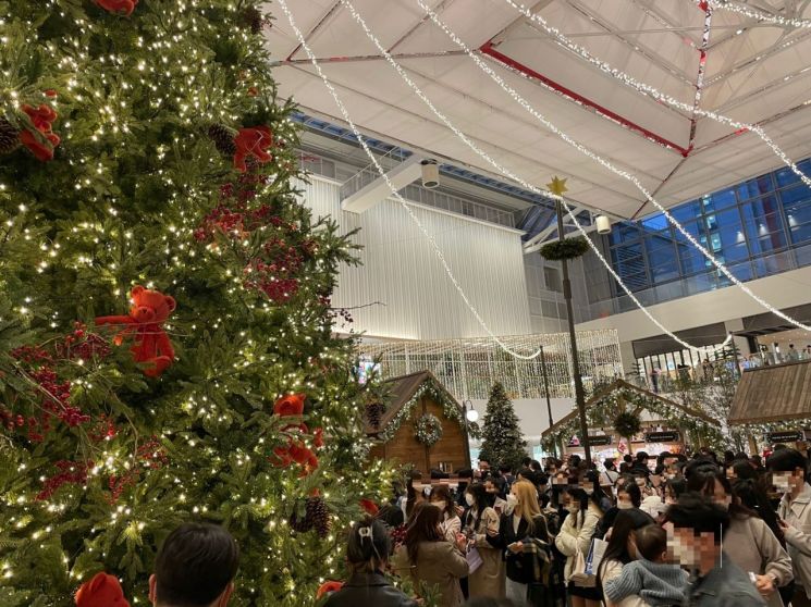 서울 여의도 더현대 서울 방문객들이 5층 사운즈포레스트에 크리스마스 마을 콘셉트로 조성된 'H빌리지'를 둘러보고 있다.