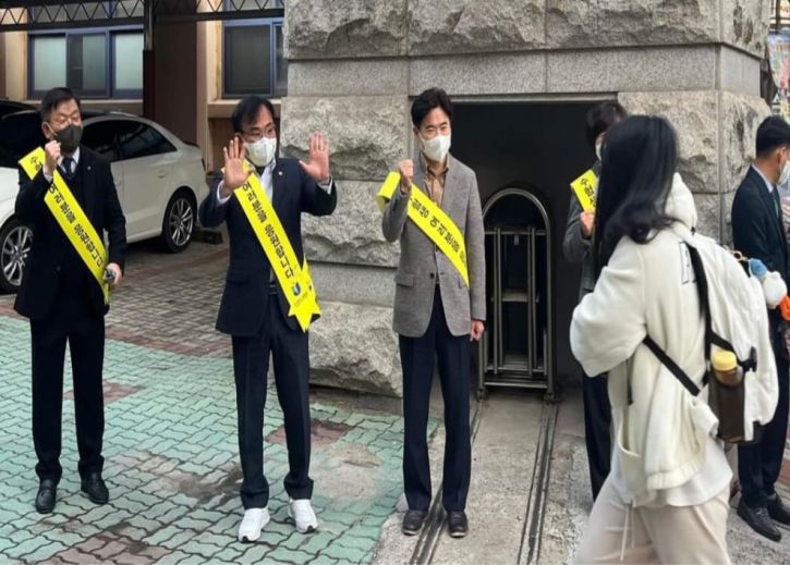김대중 전남교육감과 조옥현 전남도의회 교육위원장은 목포제일여자고 시험장을 방문해 수험생들을 격려했다. 사진=전남도교육청 제공