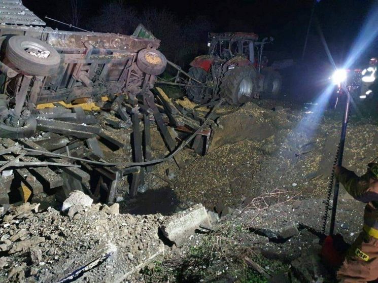 15일(현지시간) 우크라이나 접경지인 폴란드 동부 농촌마을 프셰보도프에 미사일 2발이 떨어져 민간인 2명이 사망했다. 폭격을 맞은 농기계가 전복돼 있는 모습. (사진출처:로이터연합)