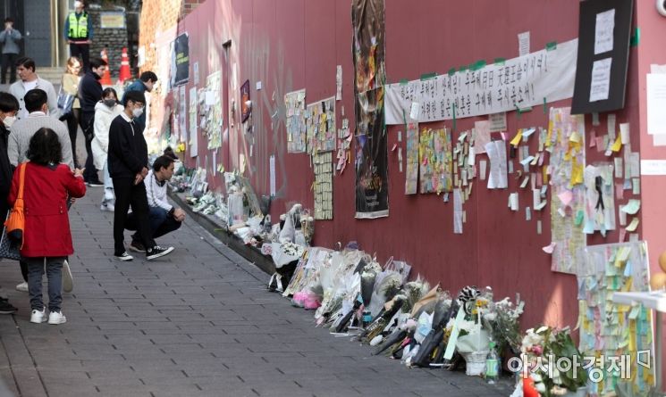 [포토] 참사 현장에 놓인 추모 메시지와 꽃