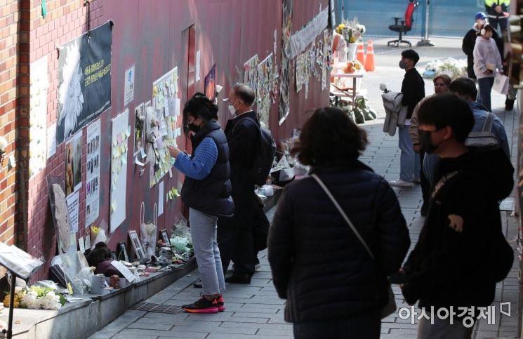 [포토] 이태원 참사 현장에서 추모하는 시민들