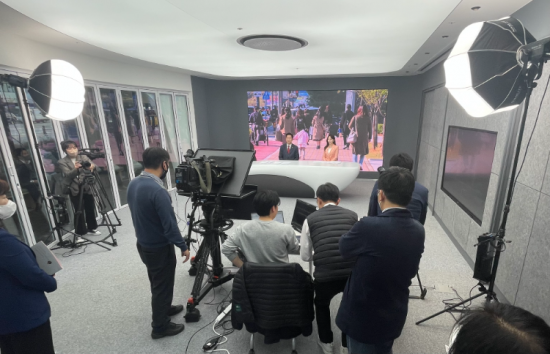 LG헬로비전 원주 오픈 스튜디오에서 뉴스 프로그램을 진행하는 모습. 사진=LG헬로비전