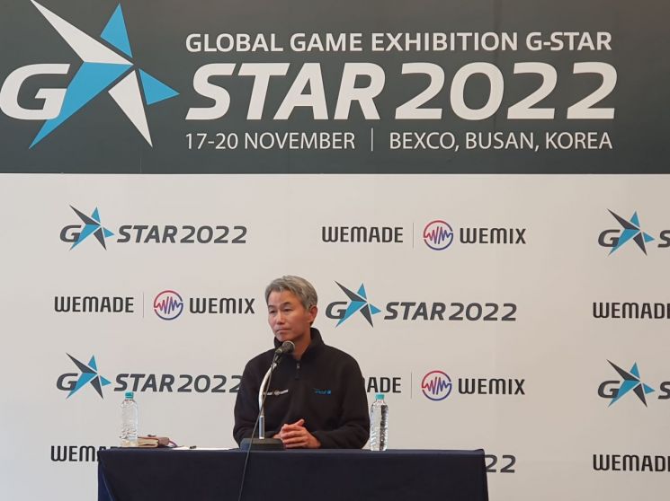 장현국 위메이드 대표가 17일 부산 벡스코 '지스타 2022'에서 기자간담회를 열고 질문에 답하고 있다.
