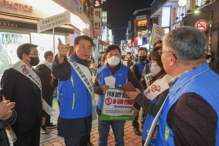 17일 저녁 유동인구가 많은 성신여대입구역 인근 하나로 거리에서 이승로 성북구청장이 민관 합동점검반에 안전관리에 만전을 기할 것을 주문하고 있다.