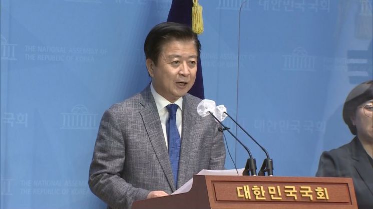 '뇌물·정치자금 수수' 노웅래 의원 검찰 소환조사