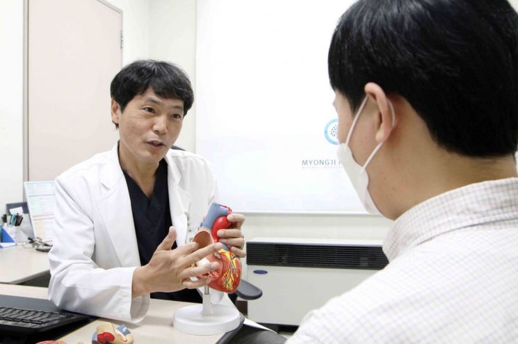 황의석 명지병원 부정맥센터장이 심방세동에 대해 설명하고 있다.[사진제공=명지병원]