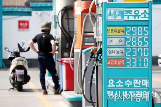 지난 5월 서울 시내 한 주유소의 연료 가격표. 당시 경유 가격은 2008년 이후 처음으로 리터당 2000원을 넘어섰다. /문호남 기자 munonam@