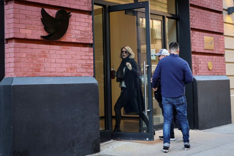 트위터 직원들이 지난 9일 미국 뉴욕 사무실로 들어가고 있다. [이미지출처=로이터연합뉴스]
