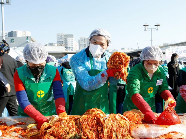 [포토]김태우 강서구청장, 소외계층 위한 김장 나눔 동행 