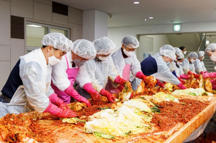 [포토]김태우 강서구청장, 소외계층 위한 김장 나눔 동행 