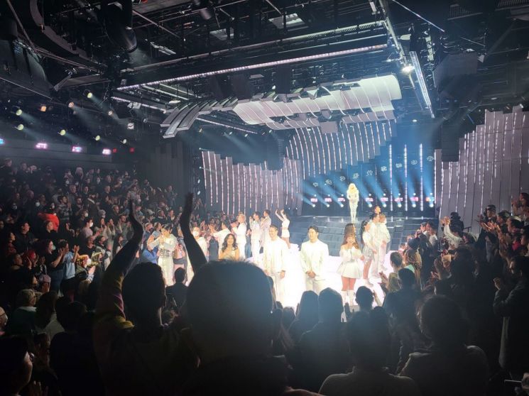 19일(현지시간) 미국 뉴욕 서클인더스퀘어시어터에서 진행된 브로드웨이 뮤지컬 K팝 프리뷰 공연에서 관객들이 기립박수를 치고 있다.
