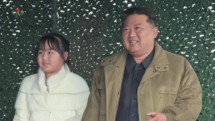 국정원 "ICBM 발사 당시 김정은 딸, 둘째 김주애로 판단"