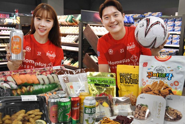 모델들이 21일 서울 둔촌동 '홈플러스 메가푸드마켓' 강서점에서 다양한 응원 먹거리를 선보이고 있다. 사진제공=홈플러스