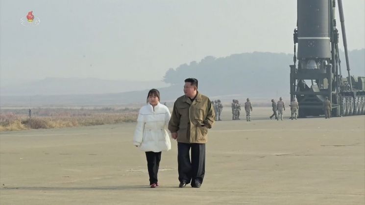 딸과 나란히 걸어가는 북한 김정은 [이미지출처=연합뉴스]