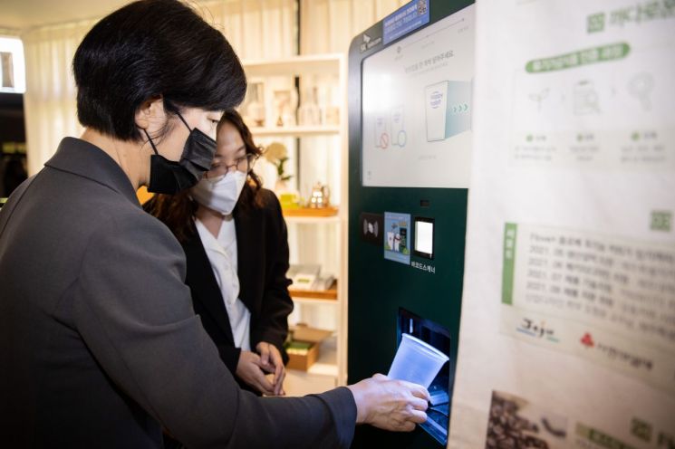 한화진 환경부장관이 지난 9월 제주특별자치도 제주시 소재 다회용 컵 세척시설 ‘행복커넥트’를 방문해 컵 회수과정과 세척 및 건조, 소독 과정 등을 살펴보고 있다. (사진=환경부)