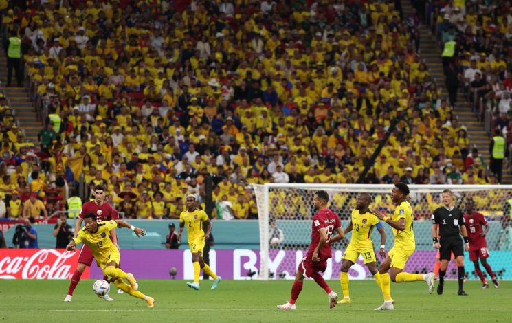 20일(현지시간) 카타르 알코르 알바이트 스타디움에서 열린 2022 카타르 월드컵 카타르와 에콰도르의 개막전 경기. 노란색 옷을 입은 에콰도르 팬들이 지켜보는 가운데 선수들이 경기를 하고 있다. (사진=연합뉴스)