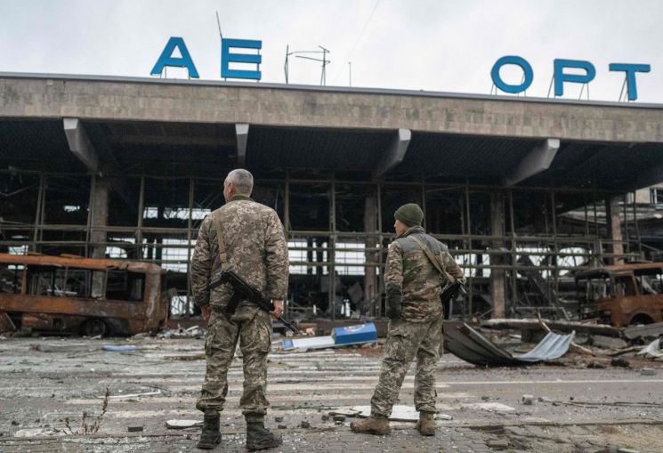 우크라이나 남부 헤르손의 초르노바이우카에서 우크라이나 군인들이 전쟁으로 파괴된 헤르손 국제공항을 바라보고 있다. [이미지출처=연합뉴스]