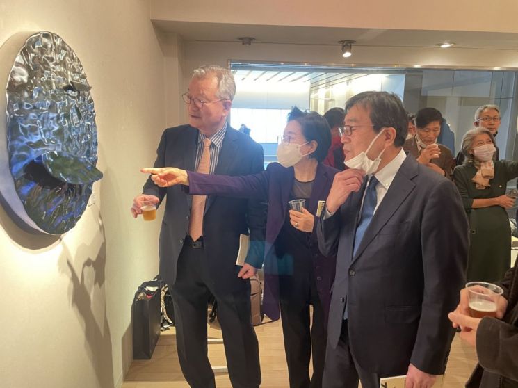 지난 21일 일본 도쿄 세호 갤러리에서 열린 “2022 K-조각 한국?일본 교류전”개막식에 참석한 윤영달 크라운해태제과 회장(왼쪽)과 이토 슈지 일본가루비 대표(오른쪽)가 조각작품을 감상하고 있다.