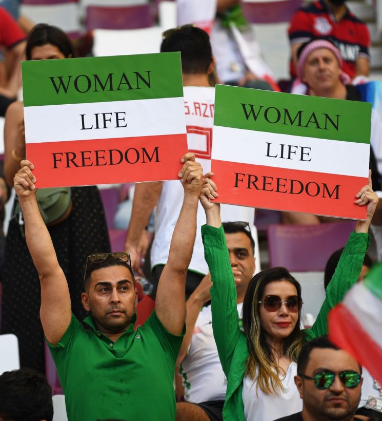 스포츠로도 번진 이란 반정부 시위 연대