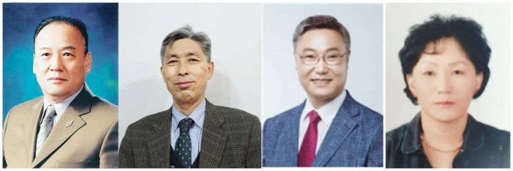 왼쪽부터 구동태 목사,  거창크리스마스트리문화축제위원회 정만영 대회장, 정계규 목사, 양옥금 집사.