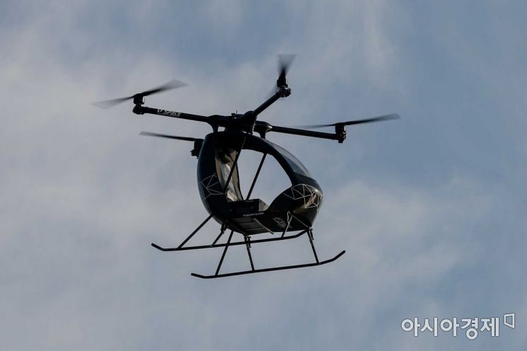 23일 경기 김포 아라마리나에서 열린 '도심항공모빌리티(UAM) 시연행사'에서 UAM 비행이 시연되고 있다./김포=강진형 기자aymsdream@