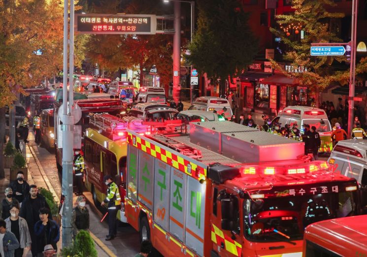 지난해 10월29일 오후 서울 용산구 이태원동 일대에 핼러윈을 맞아 인파가 몰려 사고가 발생한 가운데, 30일 새벽 소방 대응 3단계가 발령된 사고 현장에 급파된 119 구조대원들이 희생자 구조활동을 하고 있다. [이미지출처=연합뉴스]
