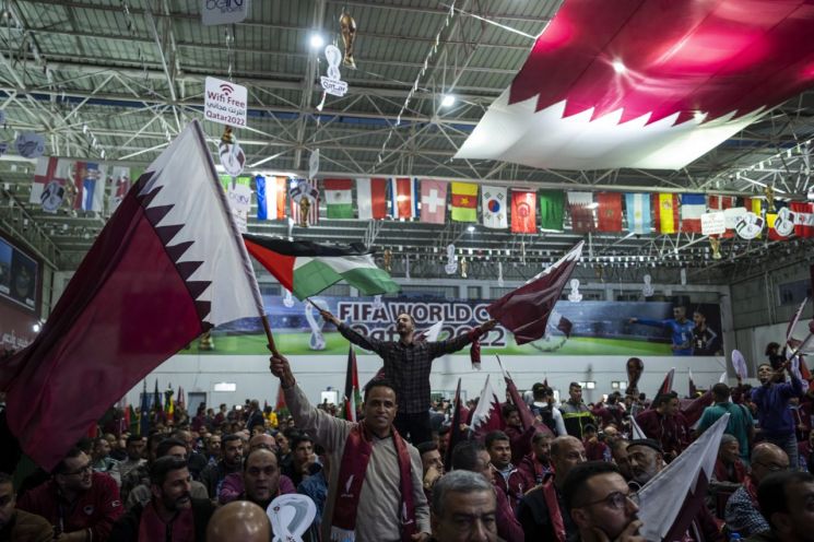 카타르에서 국적 숨기고 월드컵 보는 이 나라 팬들